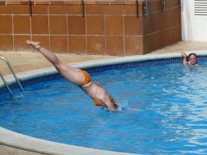 Ducharse antes de bañarse en la piscina.