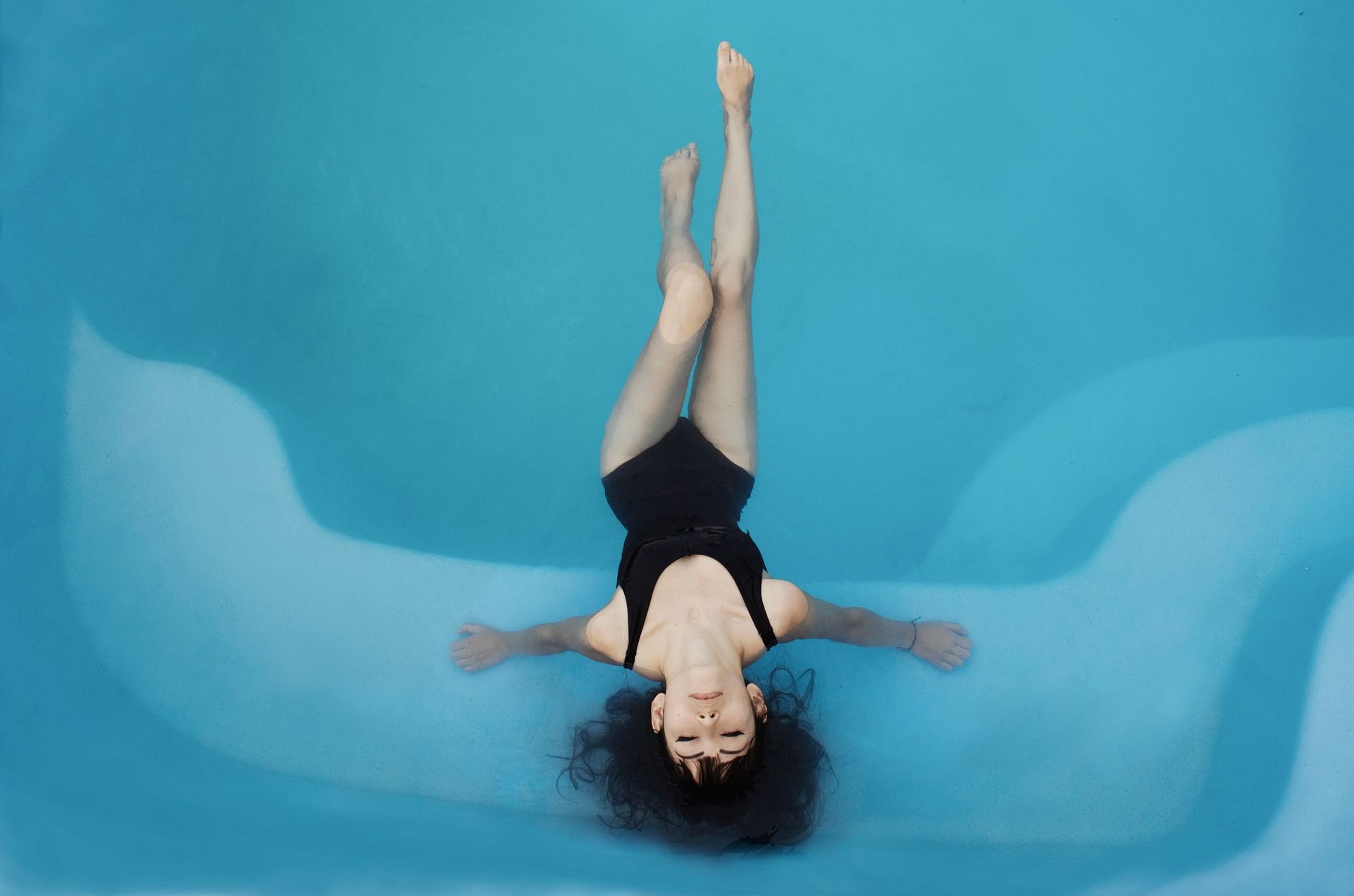 cuidar el pelo en la piscina