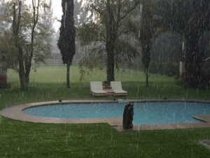 Cómo Proteger la Piscina de las Tormentas