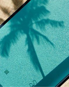 Una piscina con agua limpia y cristalina.