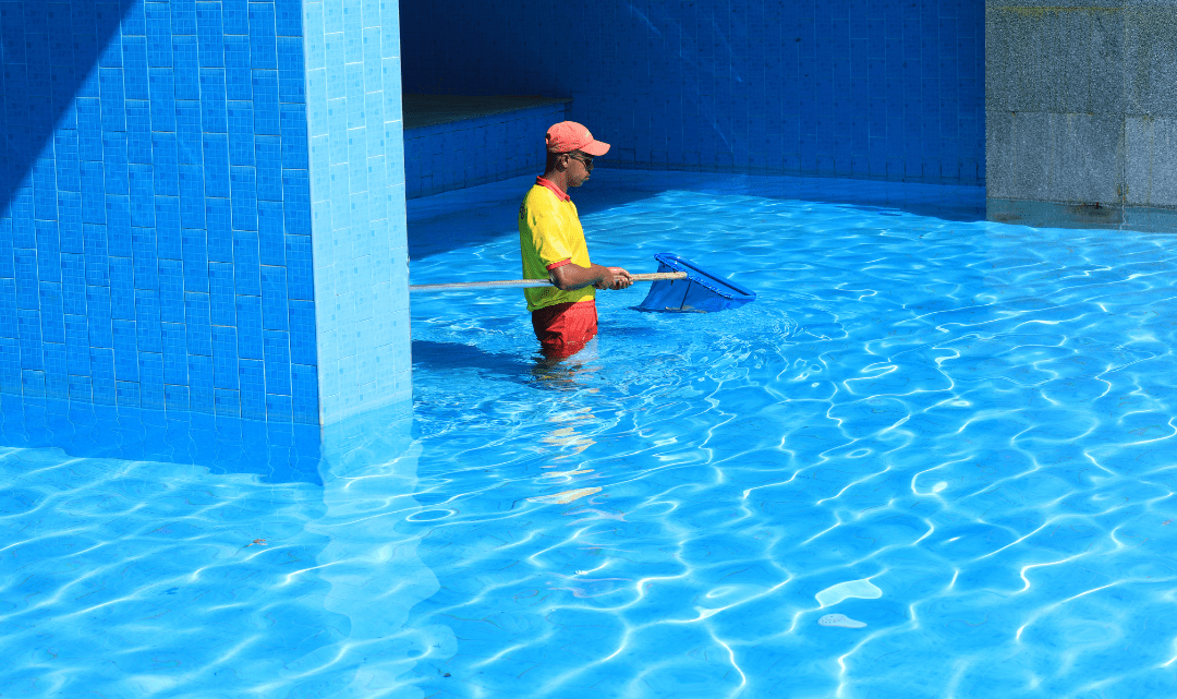 Hombre limpiando una piscina